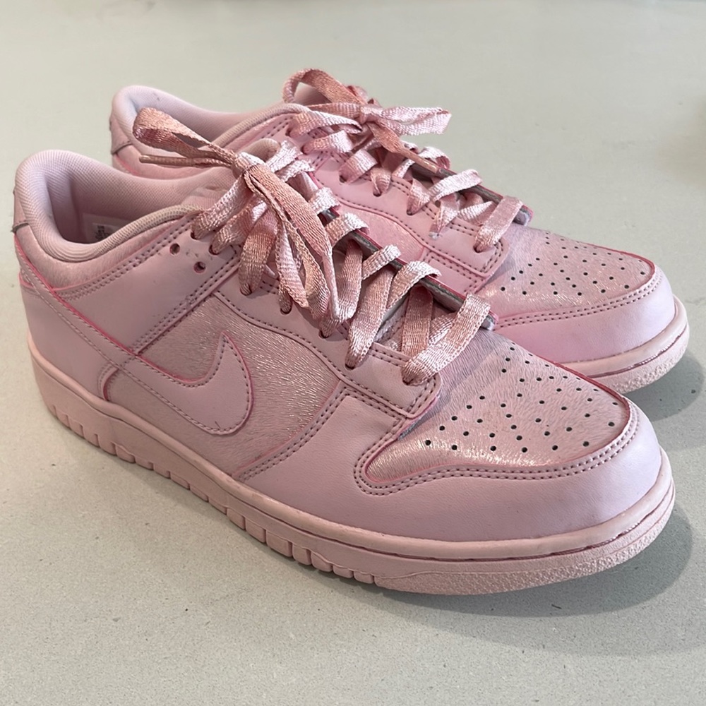 Pink Nike dunks women’s size 7.5 (youth 6.5)